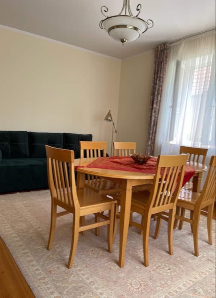 Karibu na chumba kikuu cha kulala kuna 'chumba cha meza'.  Viti 8 vya meza vinavyoweza kupanuliwa (toleo dogo la viti 6 lililoonyeshwa hapa).  Pia kuna sofa ya starehe na kabati. 