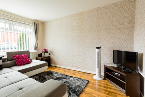 Popular Airbnb listing: 4 BEDS - 3 BEDROOMS House Near ETIHAD City Stadium in Gorton