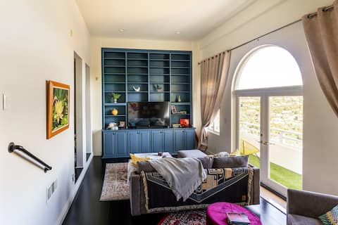 Top Airbnb: Epic Views! Hollywood Hills SkyVilla: Crow's Nest in Hollywood Hills West
