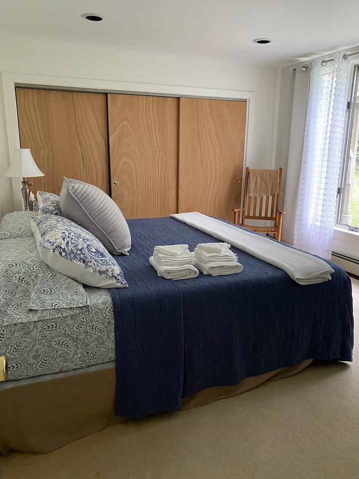 Голема спална соба со брачен кревет, нуди тивок и мирен простор подалеку од другите спални соби. Поглед на лепенката за малини и звуците на потокот на вашиот прозорец.