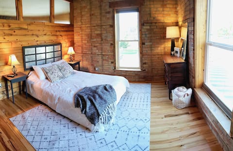 THE LOFT has a urban cabin feel with a HUGE patio!