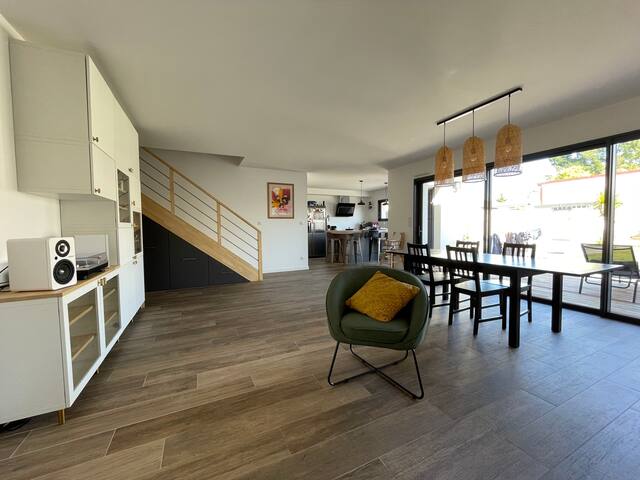 Maison familiale avec piscine et jardin au calme gallery image 2