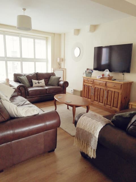 Top Airbnb: Spacious 4 bedroom townhouse in Pwllheli in North, South