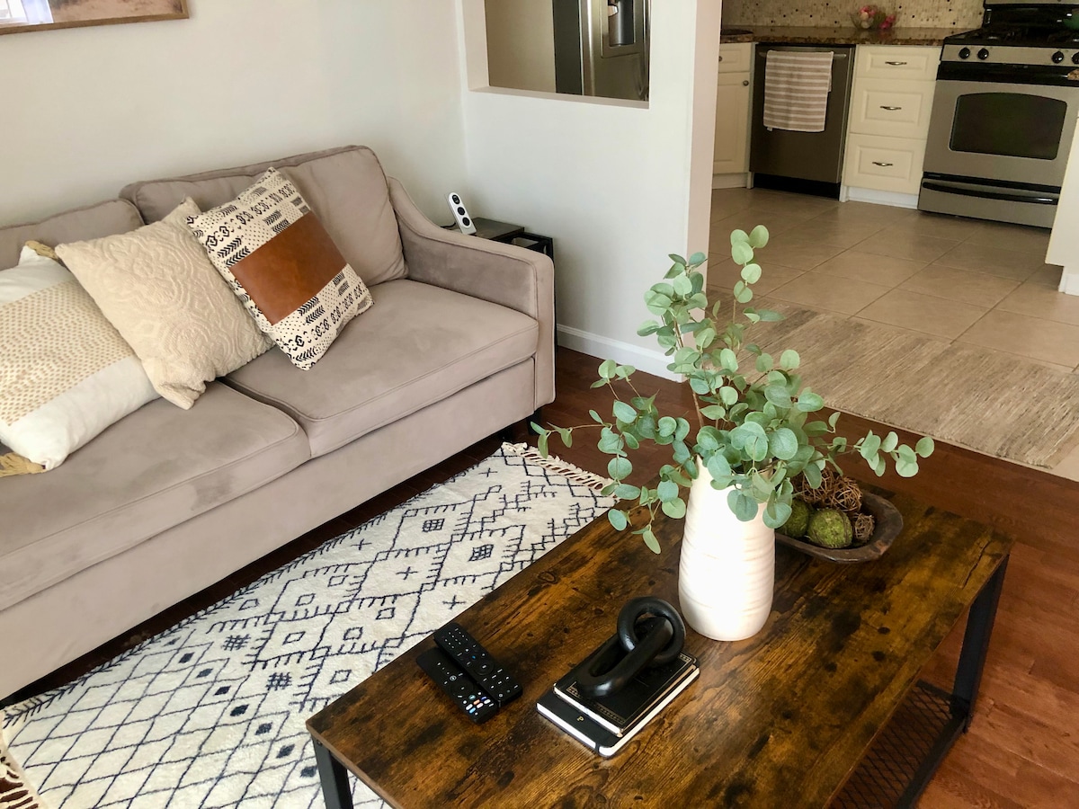 Huge 1 bedroom Apartment w/ Private Porch & Garden Apartments for