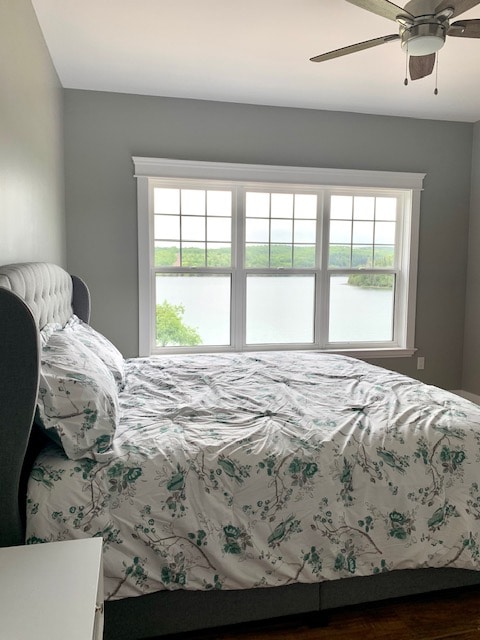 De mastersuite op de begane grond heeft een kingsize bed, waar je niet eens je hoofd van het kussen hoeft te tillen om van het prachtige uitzicht te genieten.  De kamer heeft ook een inloopkast met veel opbergruimte. 