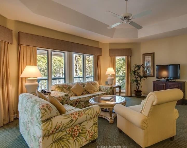 غرفة عائلية واسعة مع أريكة قابلة للطي وستائر تعتيم وتلفزيون ذكي.