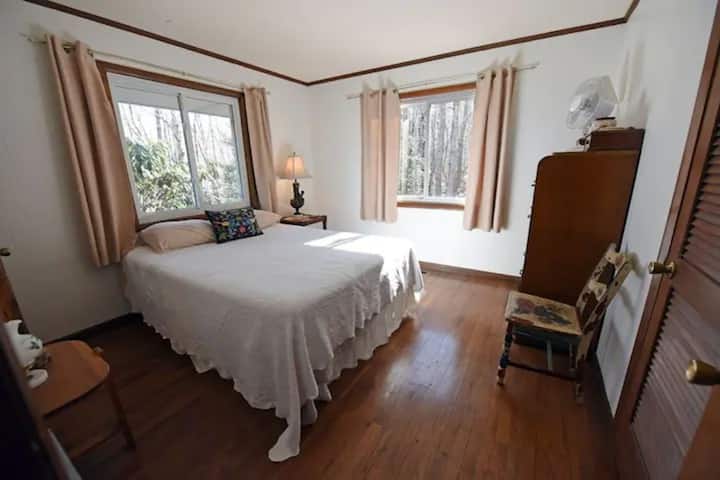 主楼层第二间卧室配有标准双人床