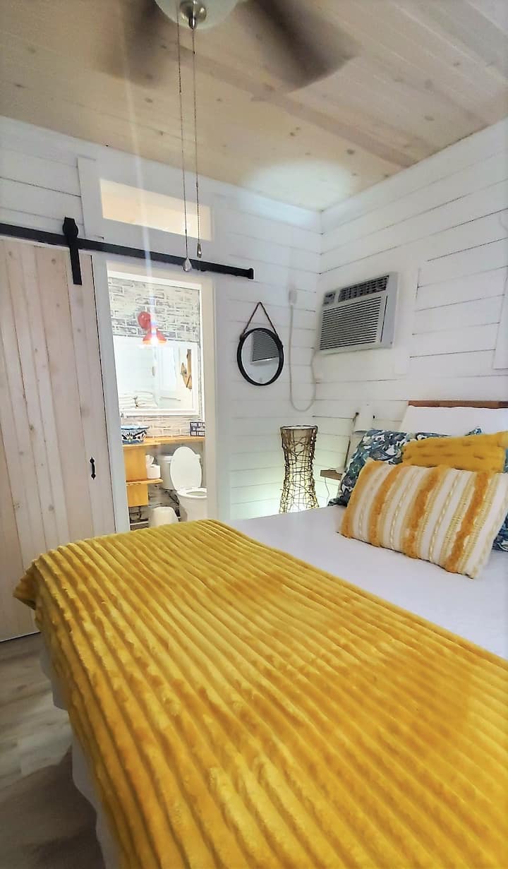 חדר שינה עם דלת אסם לחדר הרחצה