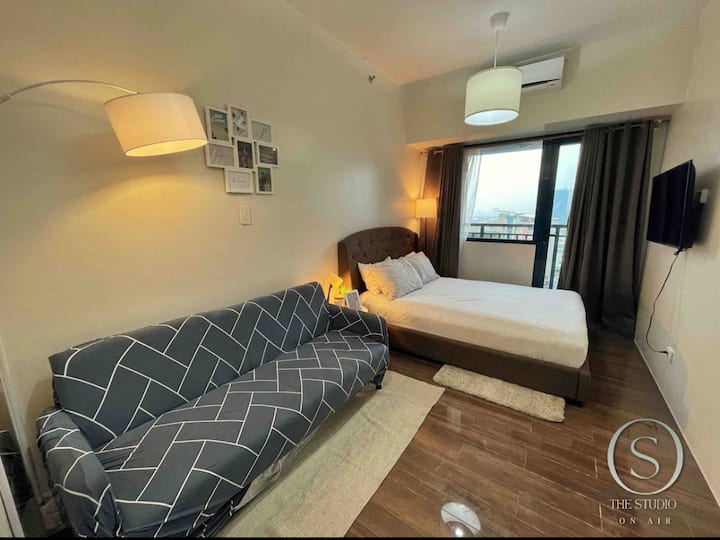 Cozy Private Condo Unit near Pearson Trident Tower Apartments for