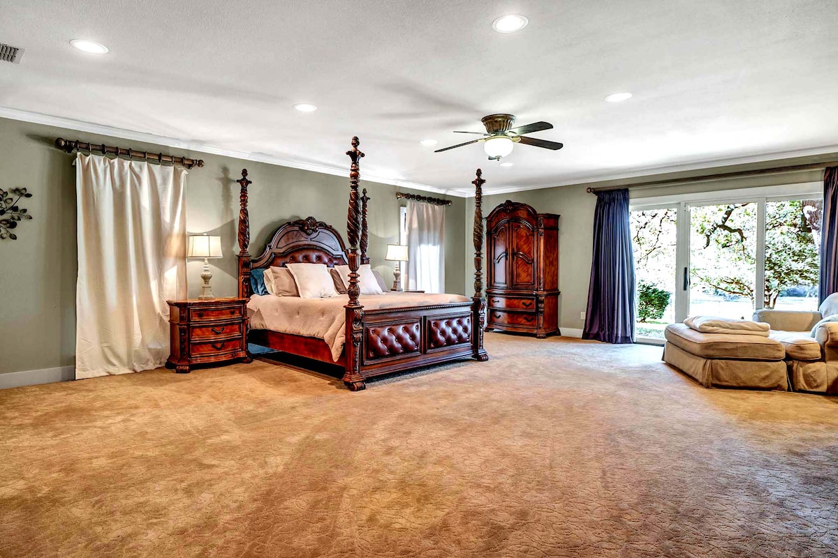 Táto obrovská hlavná spálňa (viac ako 750 štvorcových stôp) má manželskú posteľ, veľkú rozkladaciu pohovku, šatník a šatník.  Má krásny výhľad na dvor, bazén a rybník!  Pripojená je veľká hlavná kúpeľňa.  Má tiež vyhradený klimatizačný/vykurovací systém.