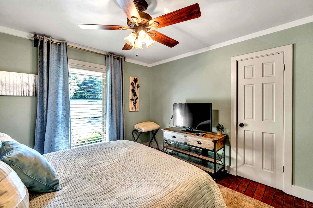 SPÁLŇA č.2 (len kúsok od rodinnej izby)
     
Táto spálňa má manželskú posteľ, šatník, šatník, televízor (s ohniskom) a výhľad na veľký dvor.