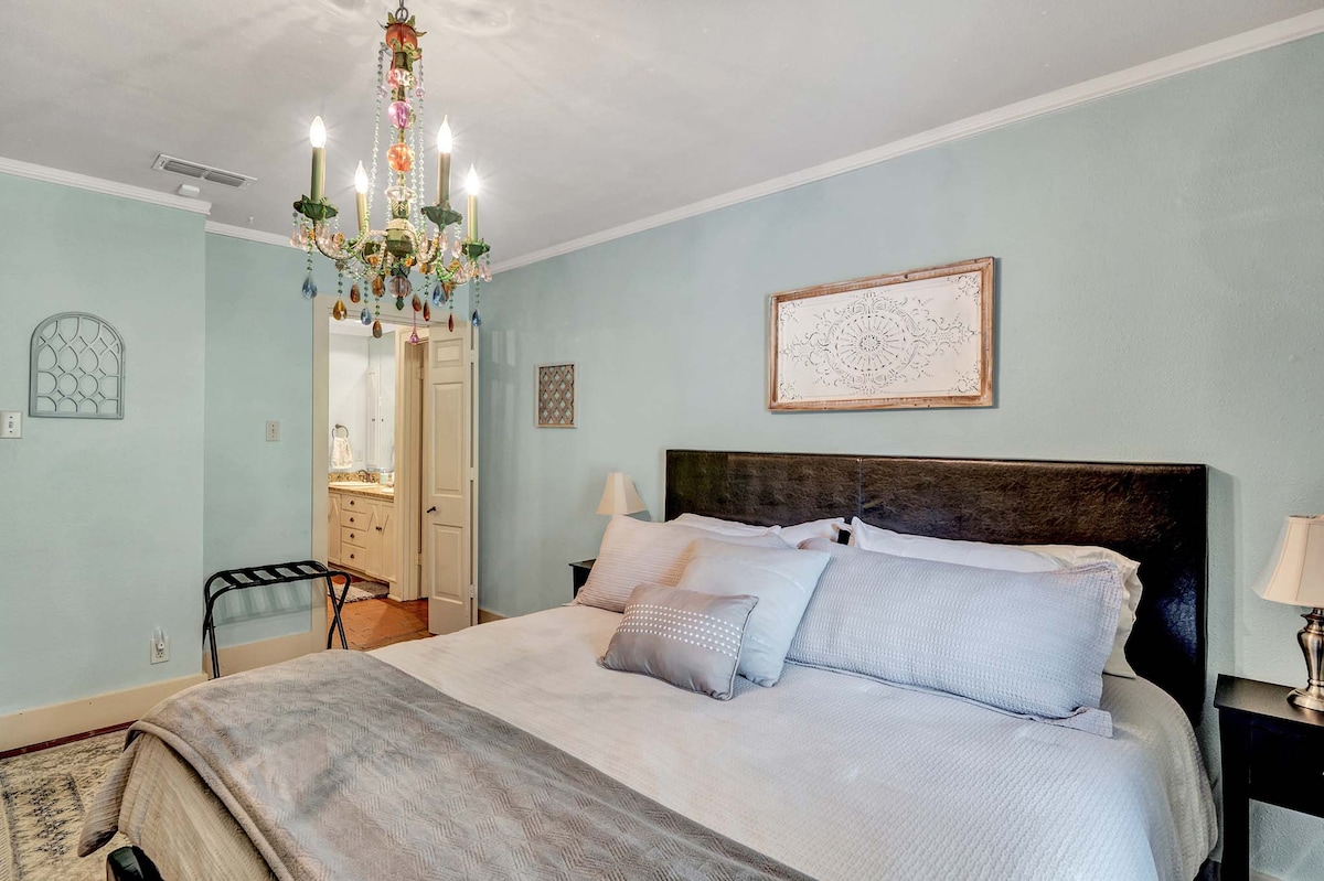 SPÁLŇA č.3 (predný NE roh)
     
Táto spálňa má manželskú posteľ, šatník, šatník, televízor (s ohniskom) a výhľad na veľký predný dvor.  Otvorí sa do kúpeľne „Jack 'n Jill“.