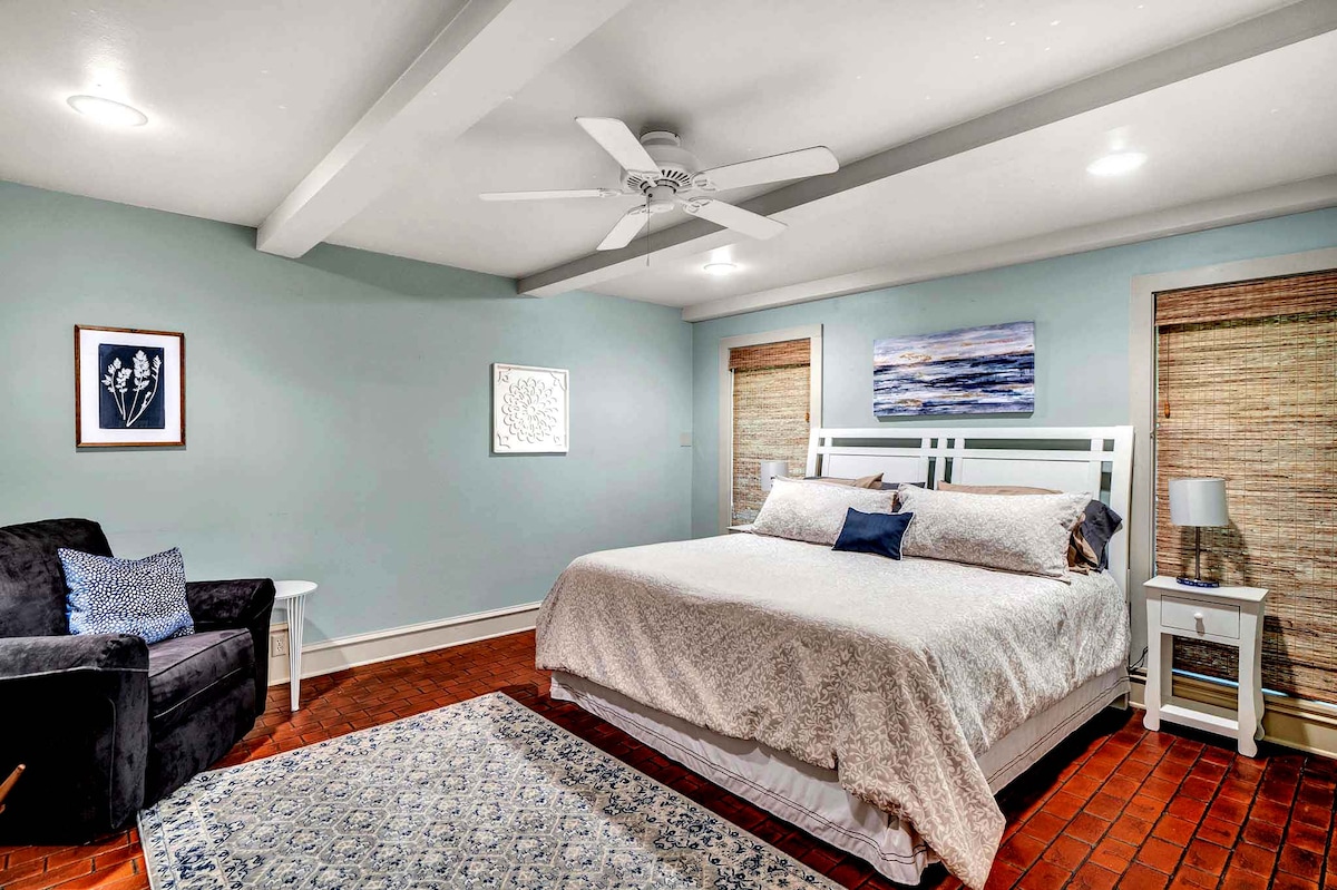 SPÁLŇA č.4 (vzdialený roh domu)
     
Táto spálňa má manželskú posteľ, šatník, šatník, televízor (s ohniskom) a výhľad na veľký bočný dvor.  Otvorí sa do kúpeľne „Jack 'n Jill“.