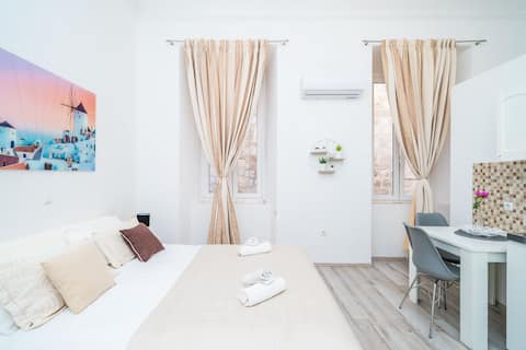SPACIOUS STUDIO IN HEART OF OLD CITY