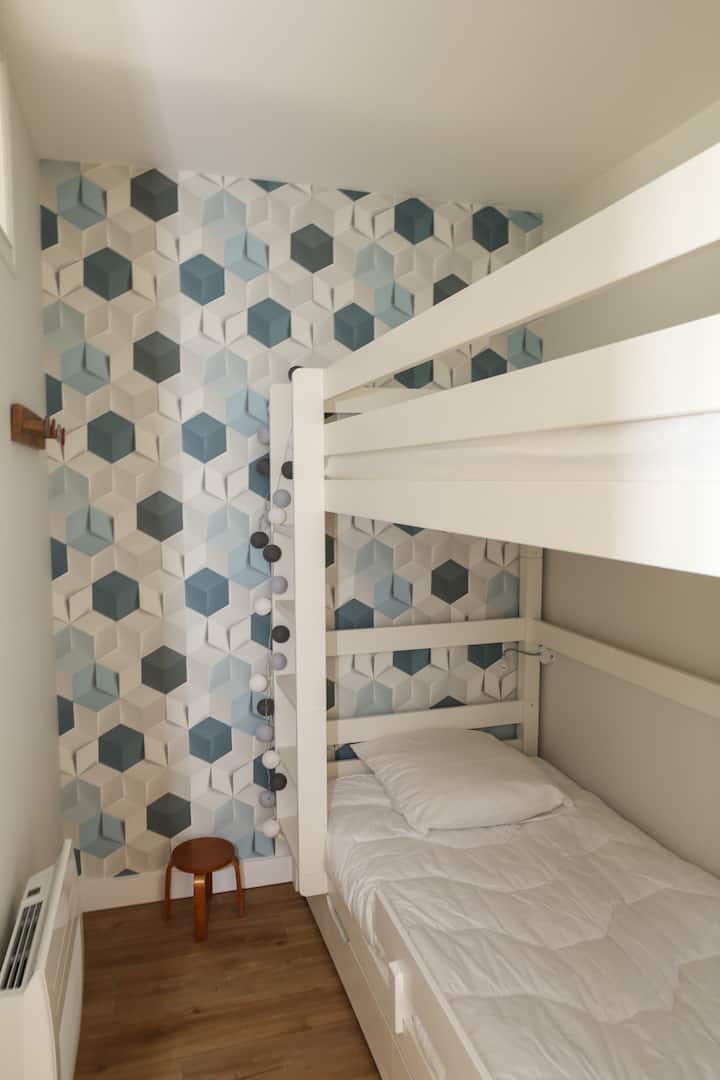 Bunk Bed Alcove Area 
אין חלון 
סגור דרך דלת