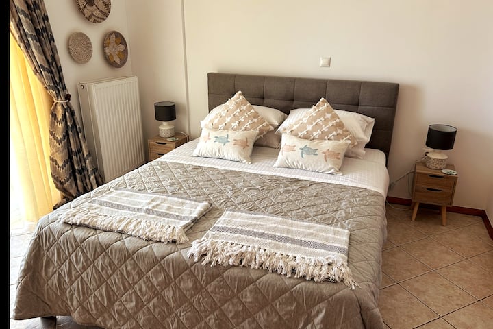 חדר השינה 'הראשי' (הסוויטה, לא בתמונה, מימין) עם הרבה כריות, כריות ומגבות (לא מוצגות).