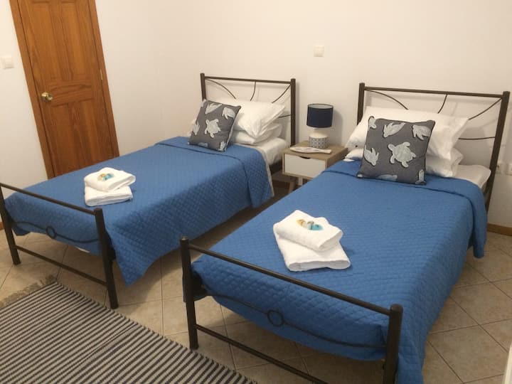 מיטות זוגיות בחדר השינה 'שלישי'.
שימו לב, כל חדרי השינה באותה קומה (הקומה האמצעית של הווילה)