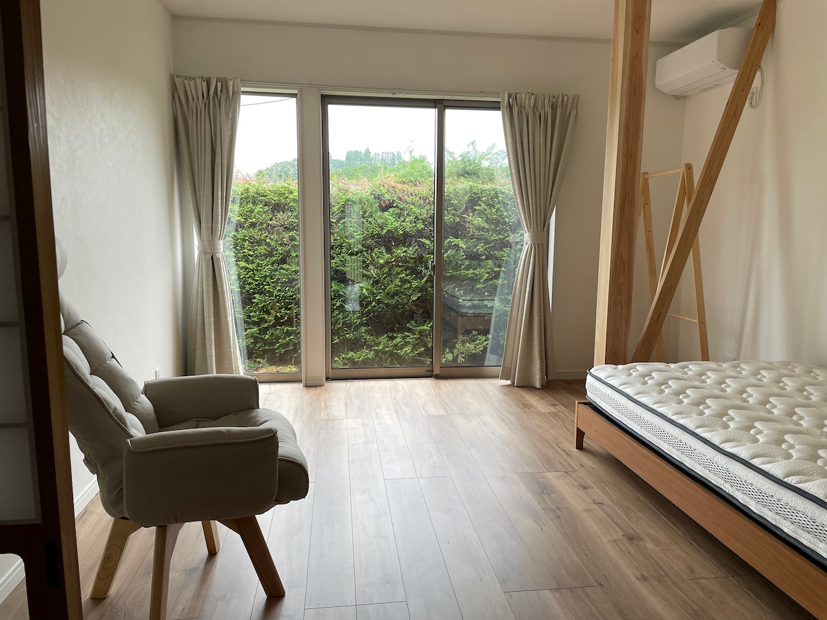 The western-style planted area is a large grassy area that leads to a small cabinet river.