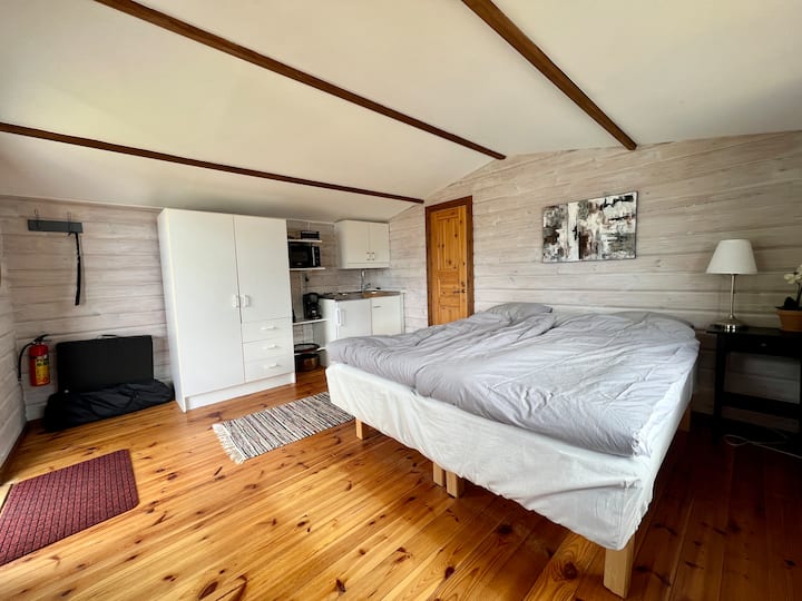 يحتوي بيت الضيافة على مطبخ صغير به مواقد وثلاجة وفرن ميكروويف وماكينة قهوة.