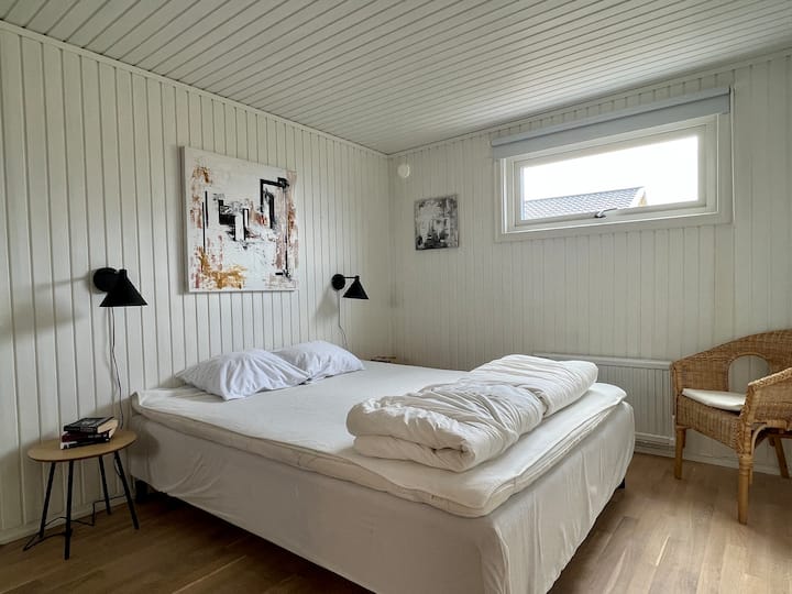 غرفة النوم 1، سرير مزدوج وخزانة ملابس.