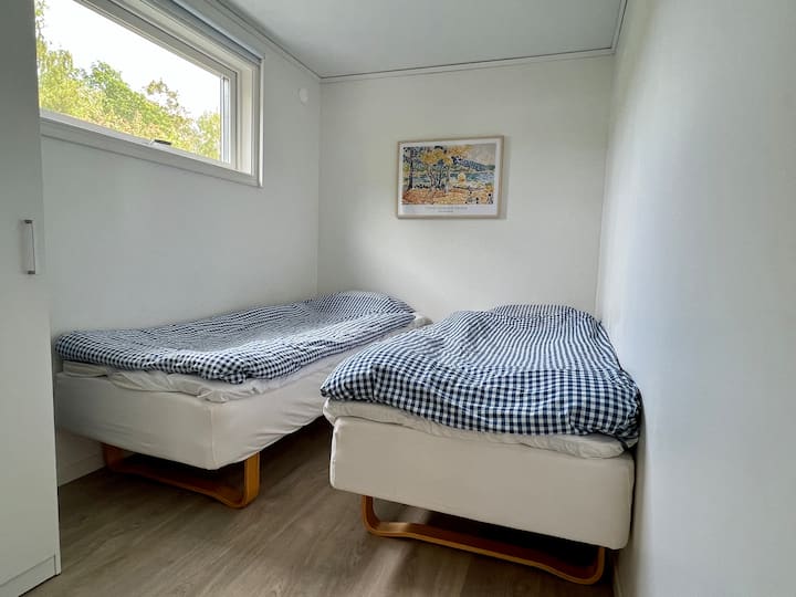 غرفة النوم 2، سريران مفردان وخزانة ملابس.