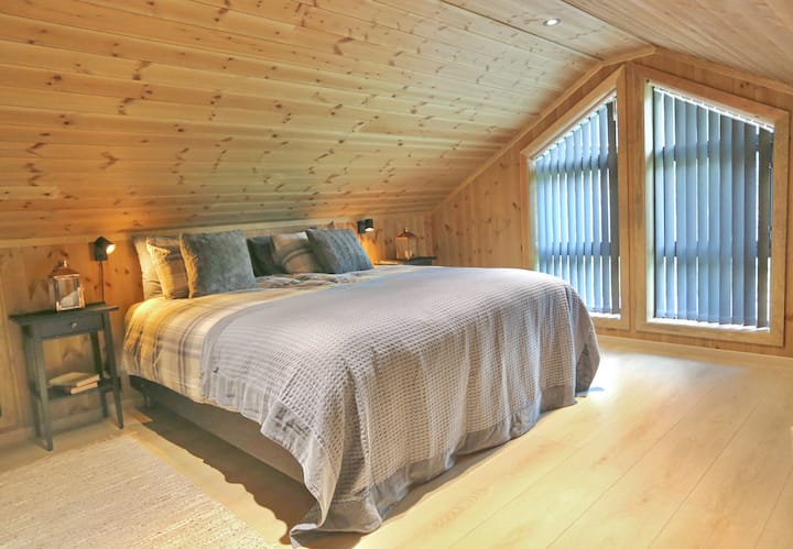 Dhomë gjumi-3 loft: krevat dopio 180 x 200 cm, 2 jorganë, plus krevat tek, 1 jorganë 200 x 75 cm