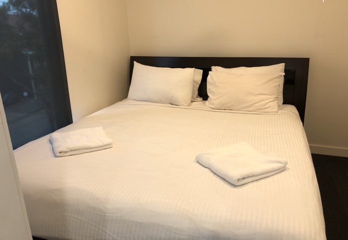 Bekväm dubbelsäng med premiummadrass, kuddar och sängkläder. Du kommer att sova gott här!