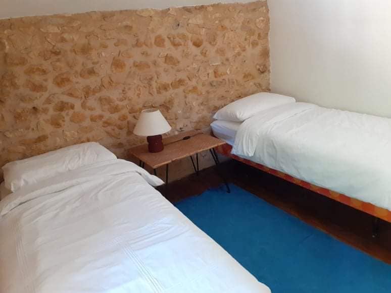 Tweepersoonskamer met twee eenpersoonsbedden