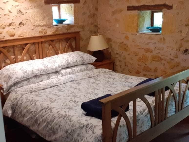 Eerste slaapkamer met tweepersoonsbed