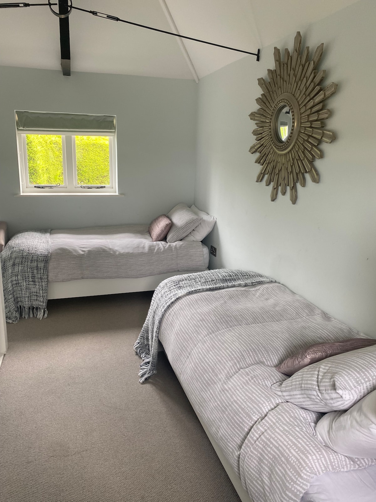 Spavaća soba na katu B7 postavljena su kao dva kreveta za jednu osobu