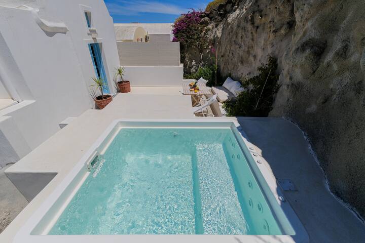 Villa with Outdoor Heated Jacuzzi gallery image 2