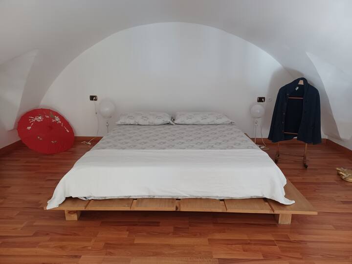 camera da letto con letto a due piazze