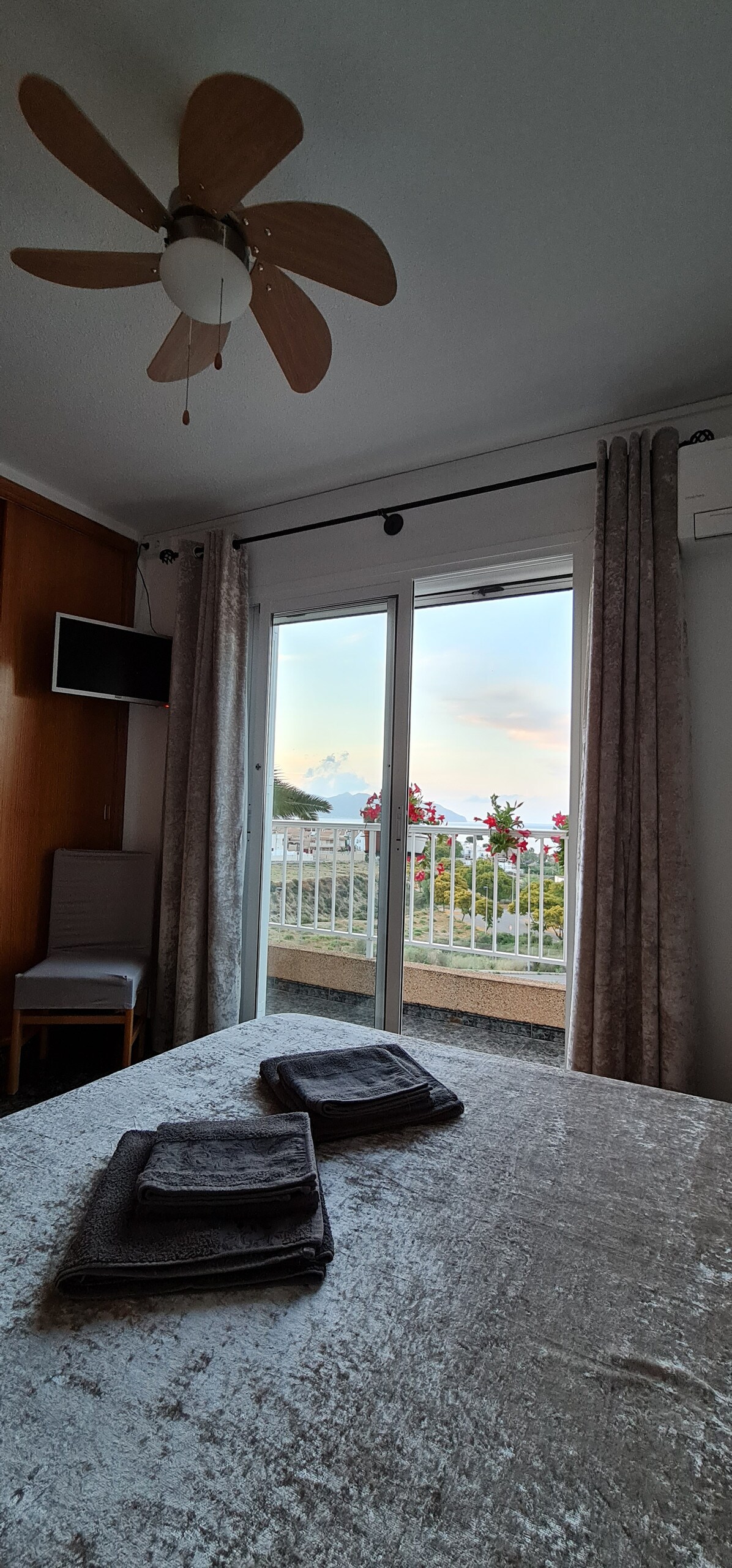 غرفة نوم 1 مع مكيف هواء ومروحة سقف