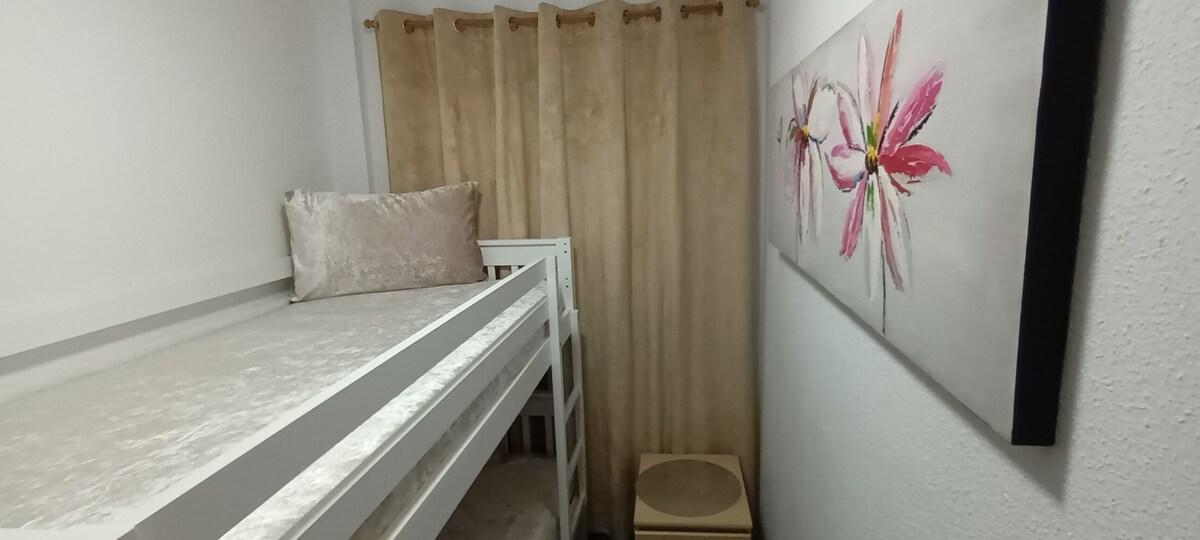 غرفة نوم 3 بسرير بطابقين