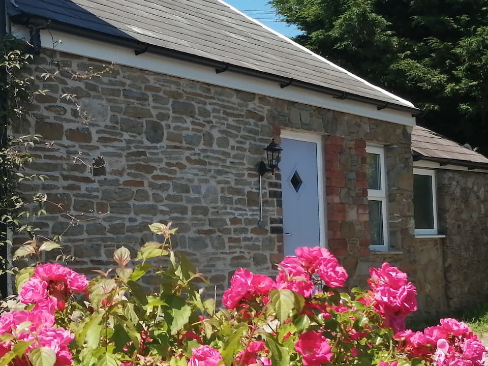 Converted rural stone cottage, Swansea — photo 1