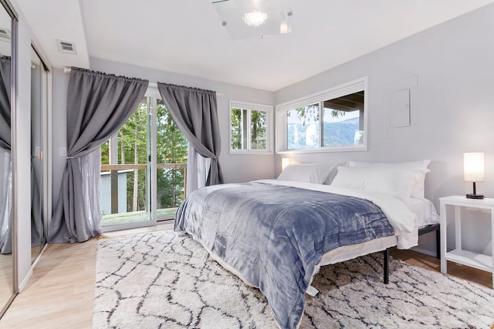 Spavaća soba na donjoj etaži ima dva odvojena kreveta koji se mogu spojiti kako bi se napravio bračni krevet (vidi se ovdje) s pogledom na jezero i jednostavnim USB svjetiljkama. 