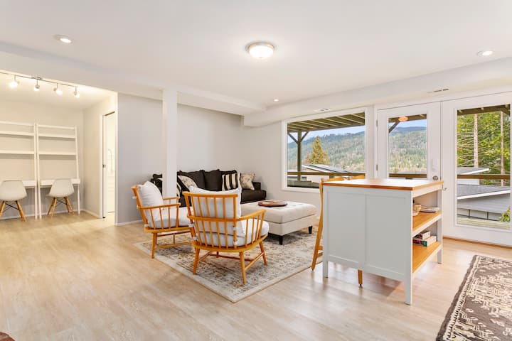 Zaključana vrata odvest će vas do donje terase, ravnog dvorišta i terase ognjišta.