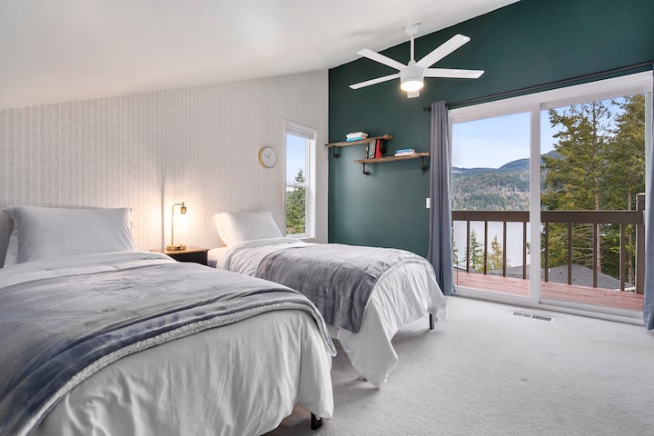 Druga soba u potkrovlju na katu ima dva odvojena kreveta i privatnu terasu. Ovi kreveti mogu biti spojeni kako bi se napravio bračni krevet.