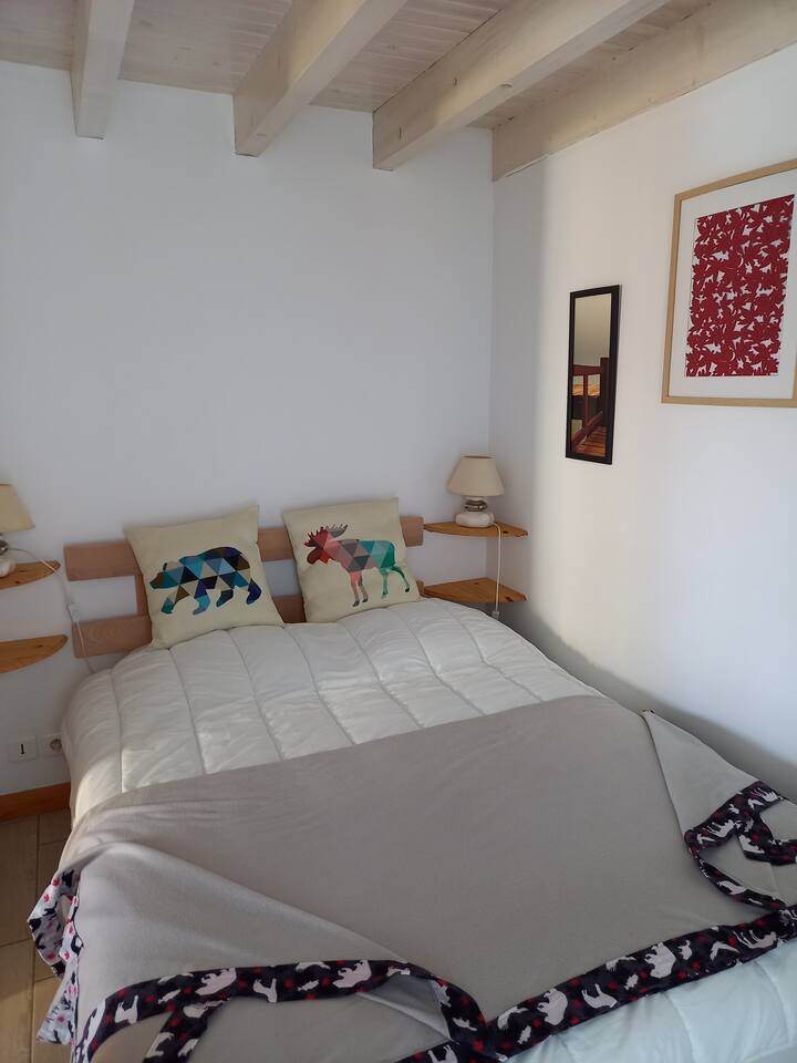 Habitación cerrada, cama doble de 140 x 190