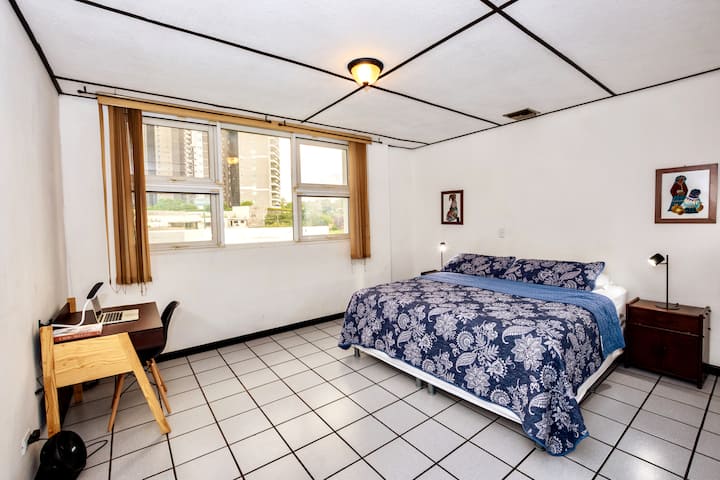 主卧配有加大双人床和办公桌。 