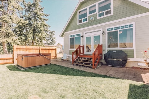 Bright & spacious home w/ hot tub. Close to beach!