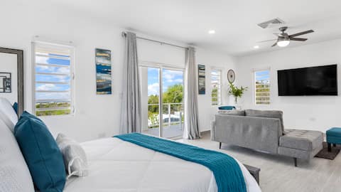 Modern 2BR Condo - stroll to scenic Rendezvous Bay