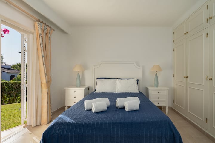 Spálňový apartmán na prízemí s manželskou posteľou, priestranným šatníkom a priamym prístupom  do záhrady a bazéna