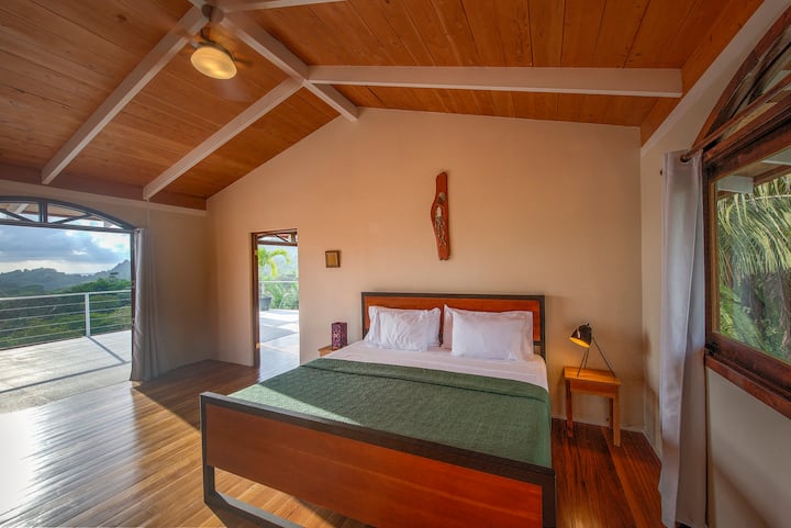 Wake up in Masters bedroom # 2 with great morning views. Equiped with airconditioning, fan and windows with mosquito nets!