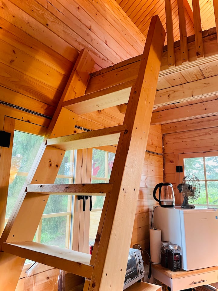 سلم إلى مساحة النوم الثانية في الشقة العلوية