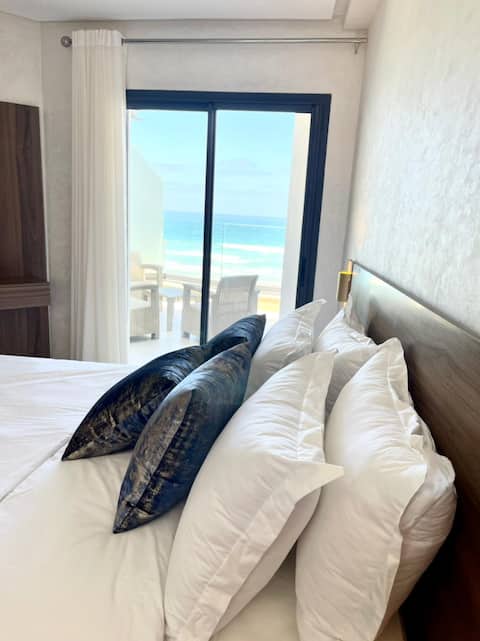 Beautiful beachfront apartment at high standard