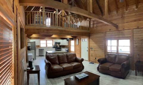 Lake Wylie log cabin with Pool and King master