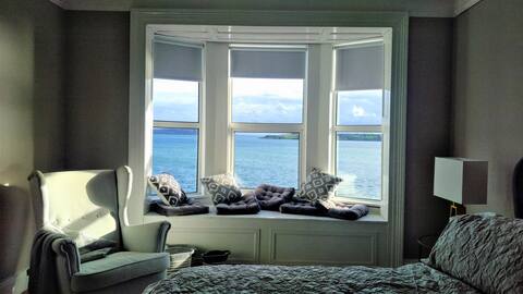 Twomey's - Unique Victorian Townhouse with Seaview