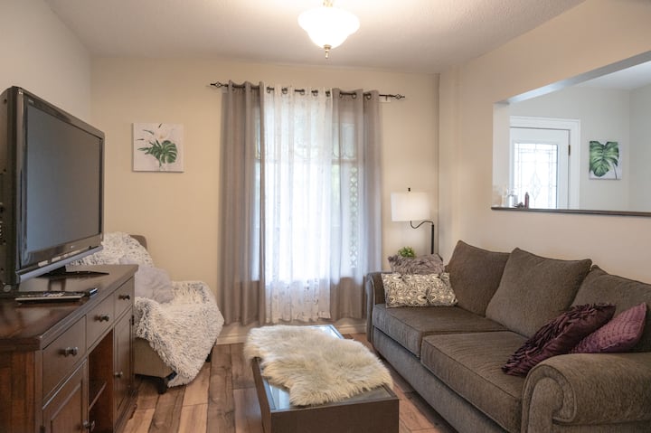 Your Getaway! Walk To Falls - Comfortable 3br, 2ba - Niagara Falls