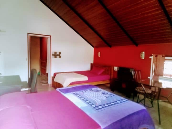 เตียงควีนไซส์ 2 หลัง (6x5 ฟุต) รองรับผู้ใหญ่ได้สูงสุด 4 คนอย่างสะดวกสบาย